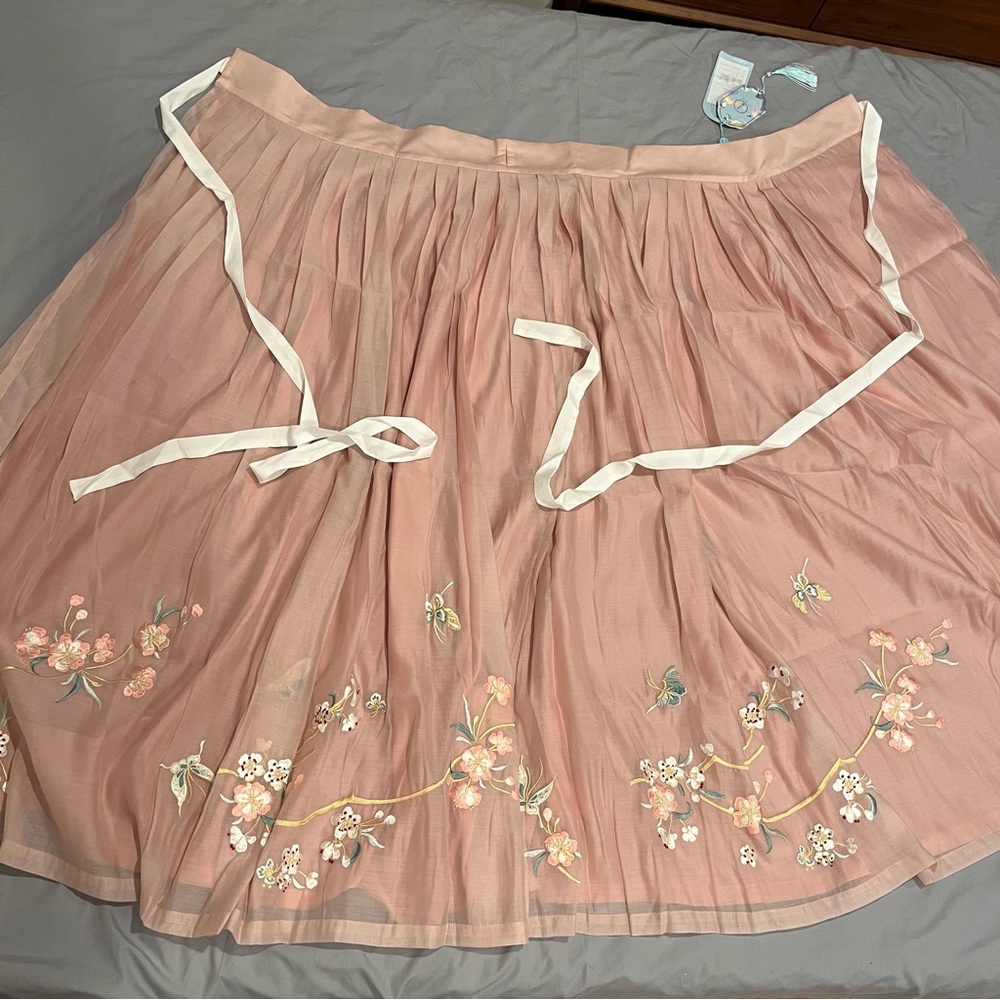 Chinese hanfu embroidered pleated skirt